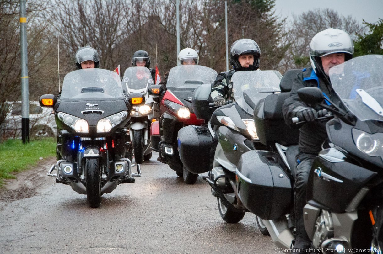 uczestnicy parady motocyklowej , pikniku z okazji powitania wiosny