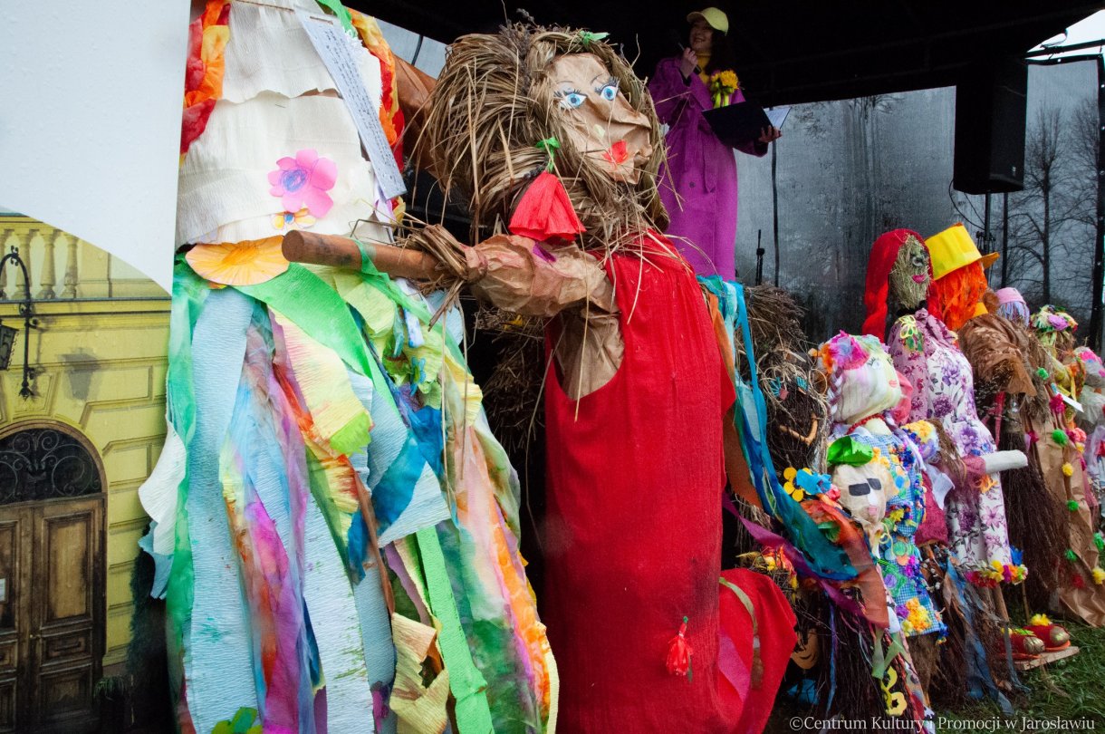 kukiełki symbolizujące marzannę