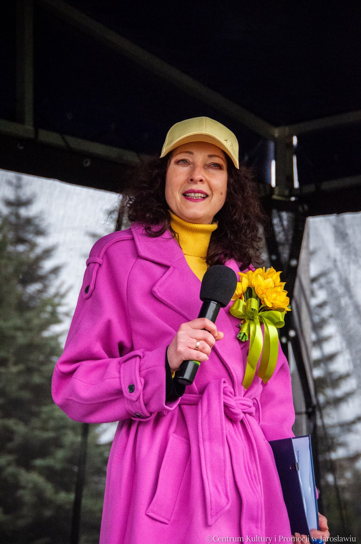 prowadząca piknik z okazji powitania wiosny