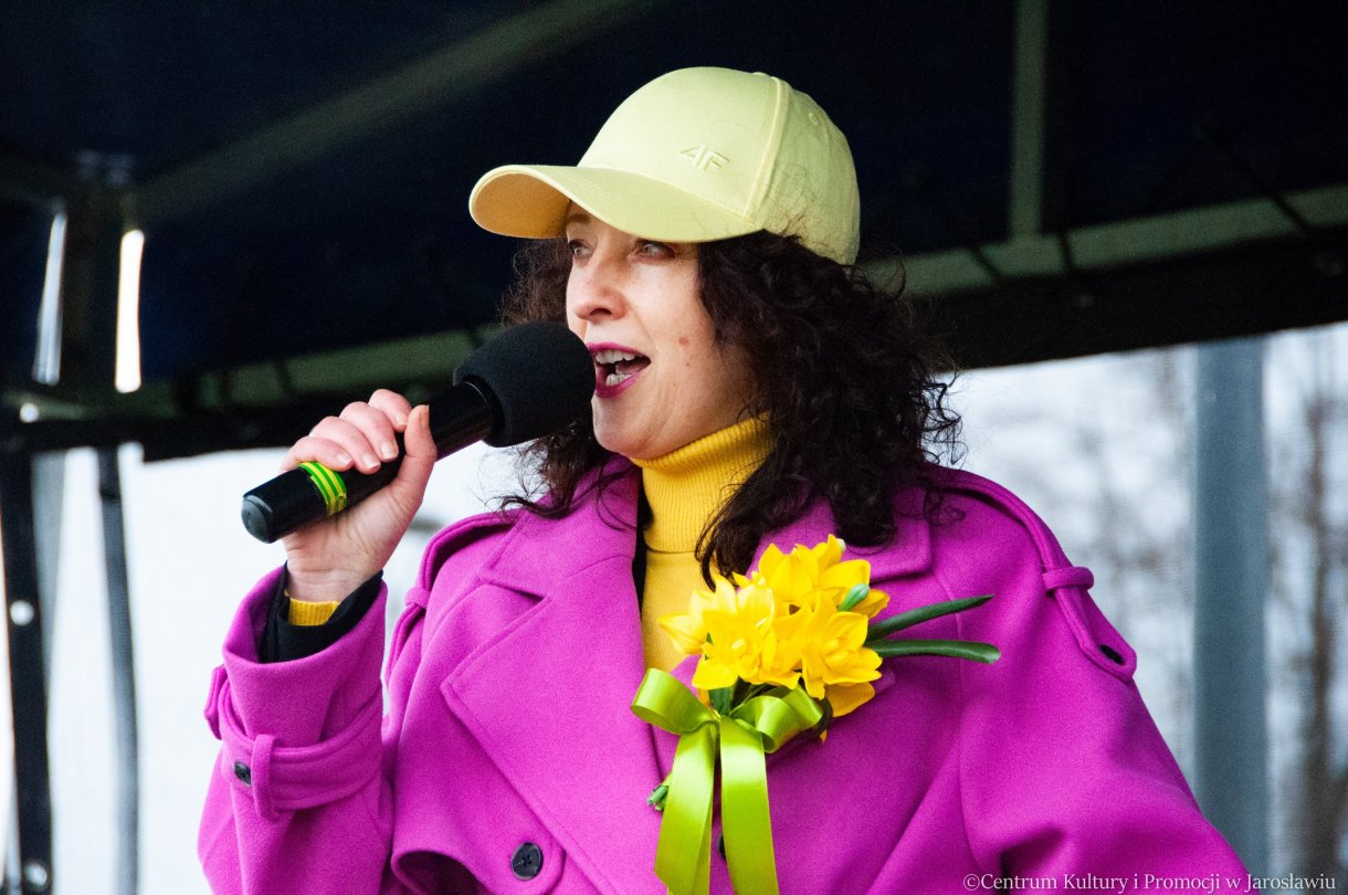 prowadząca piknik z okazji powitania wiosny