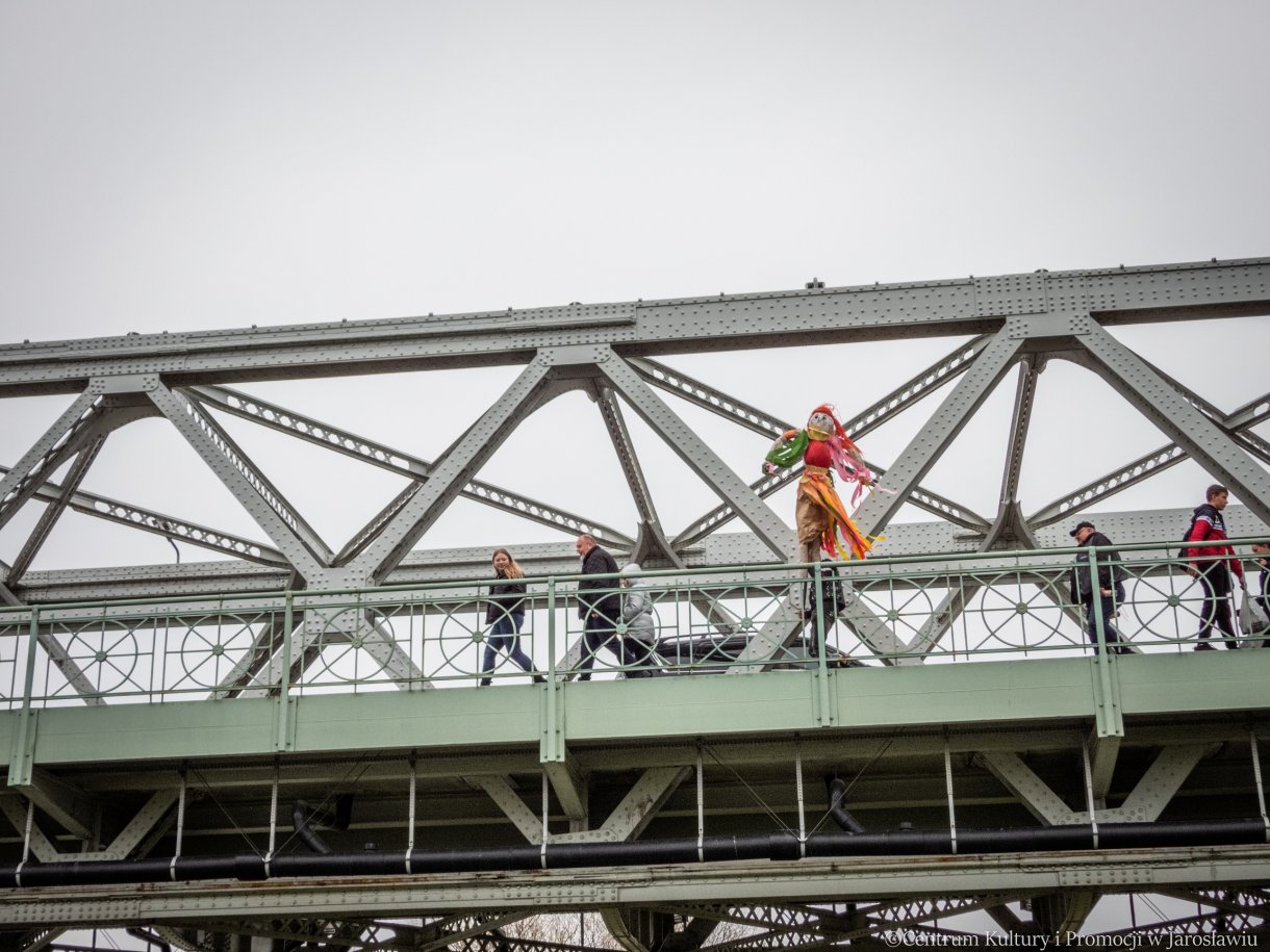 kukiełka symbolizująca marzannę, pochód uczestników pikniku z okazji powitania wiosny