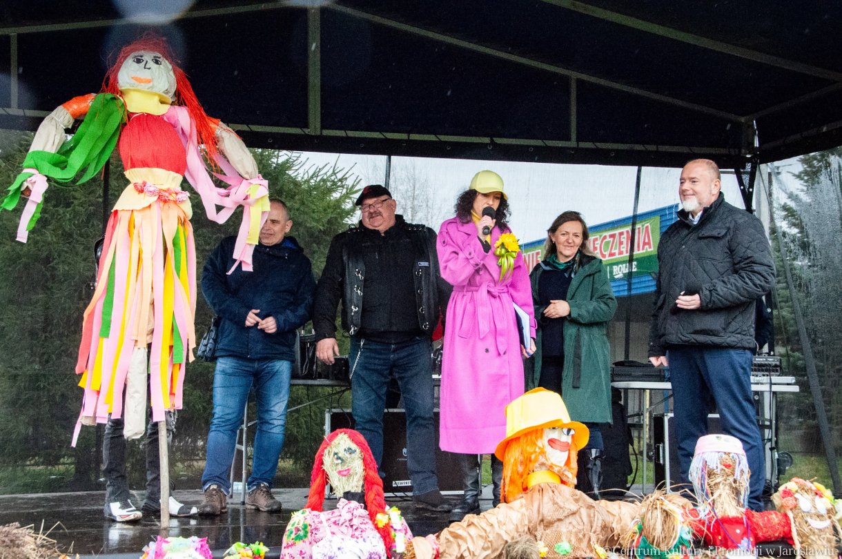 organizatorzy pikniku z okazji powitania wiosny podczas oficjalnego otwarcia