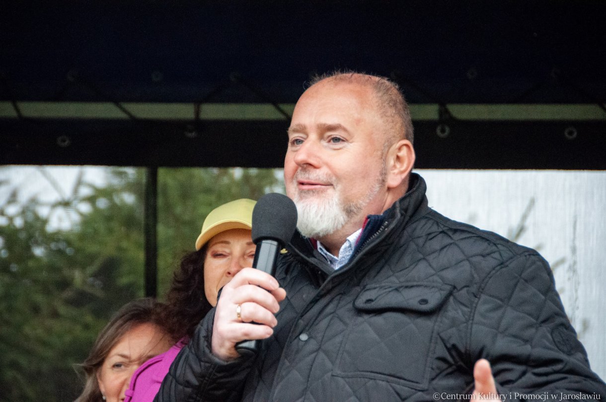 burmistrz miasta jarosławia podczas pikniku z okazji powitania wiosny