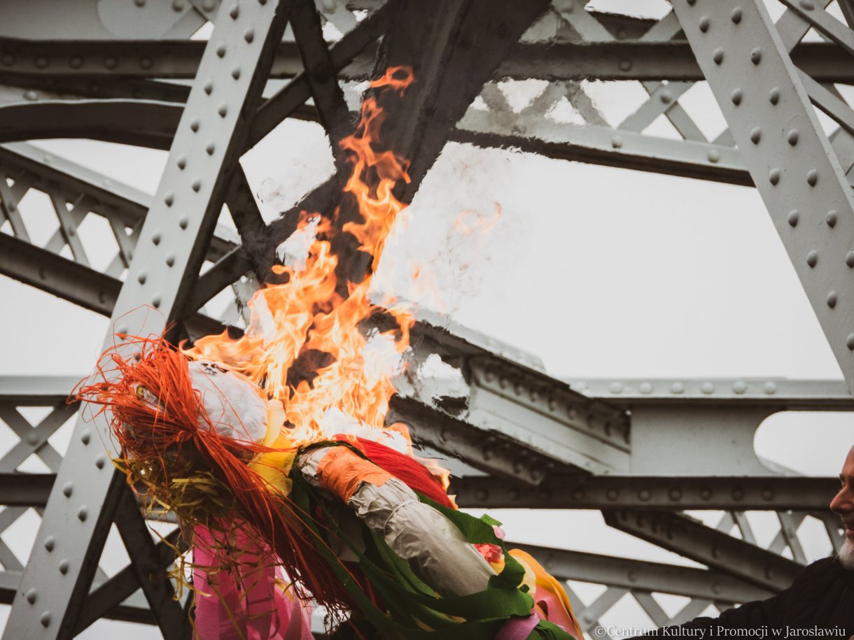 zbliżenie na płonąca kukiełke sumbolizująca marzanne w ramach pikniku z okazji powitania wiosny
