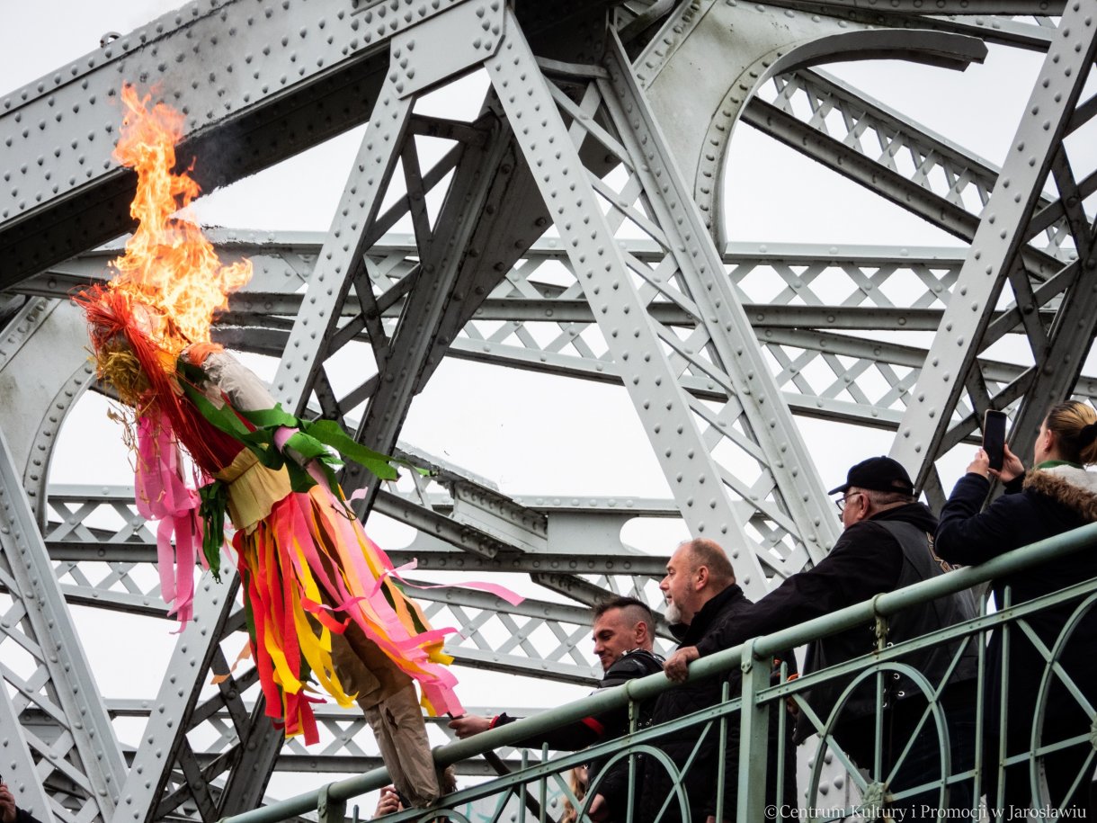 zrzucenie do Sanu podpalonej marzanny w ramach pikniku z okazji powitania wiosny