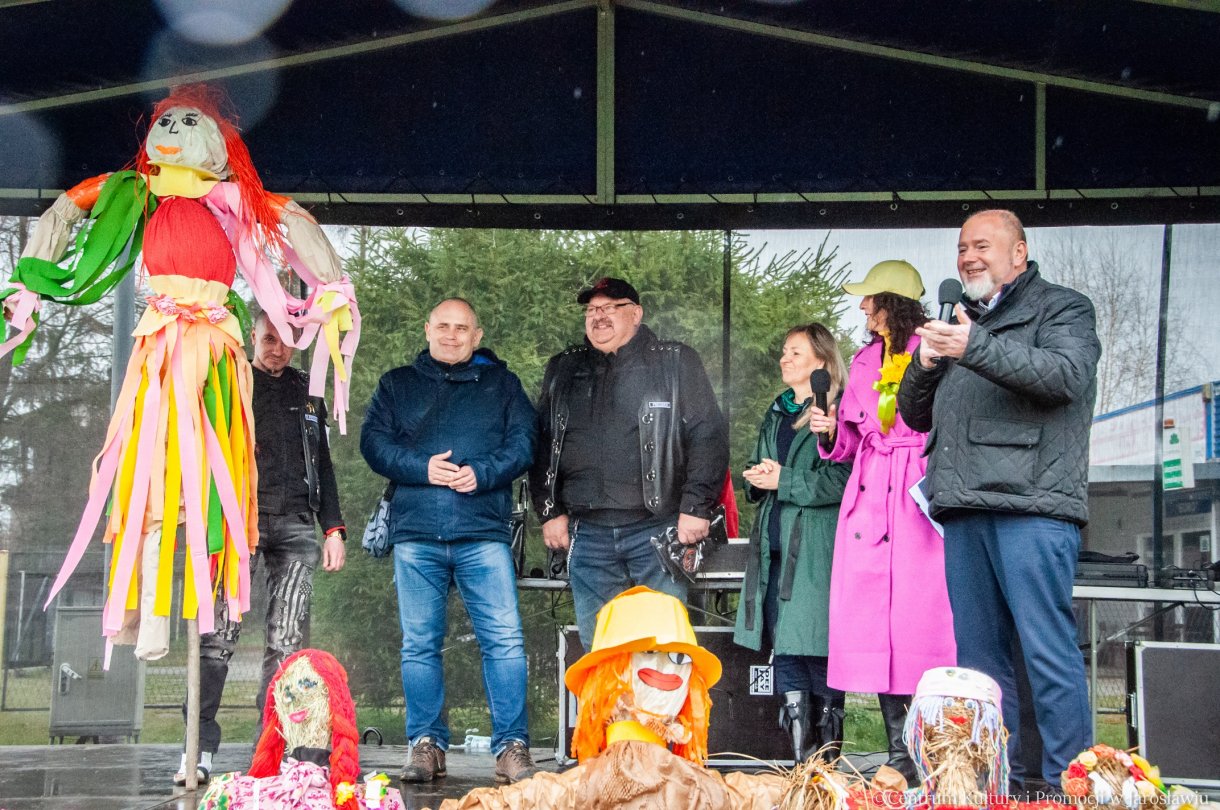 organizatorzy pikniku z okazji powitania wiosny podczas jego rozpoczęcia, na scenie i przed nią towarzyszą im kukiełki symbolizujące marzannę