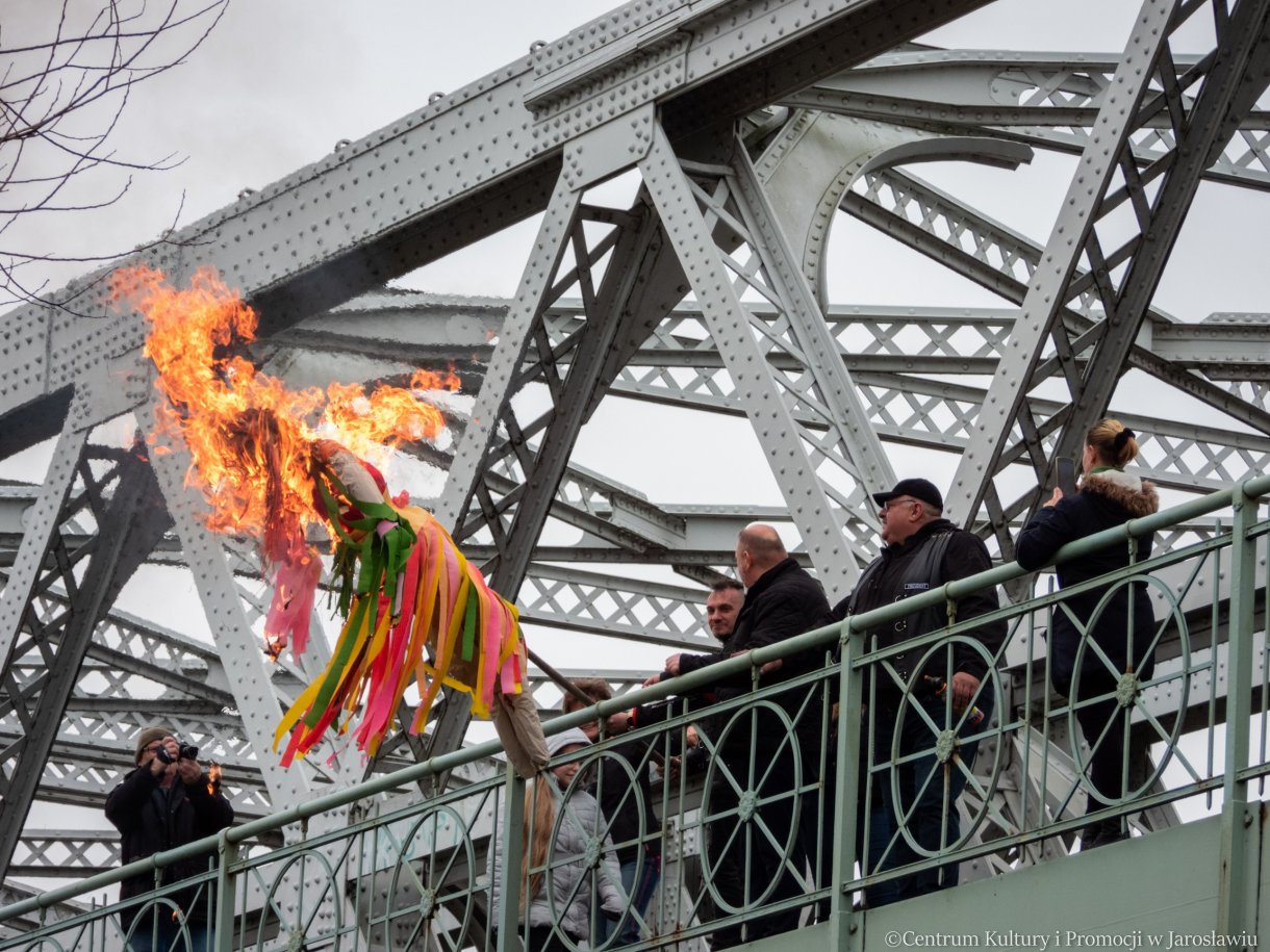 zrzucenie do wody podpalona kukiełkę symbolizującą marzannę w ramach pikniku z okazji powitania wiosny