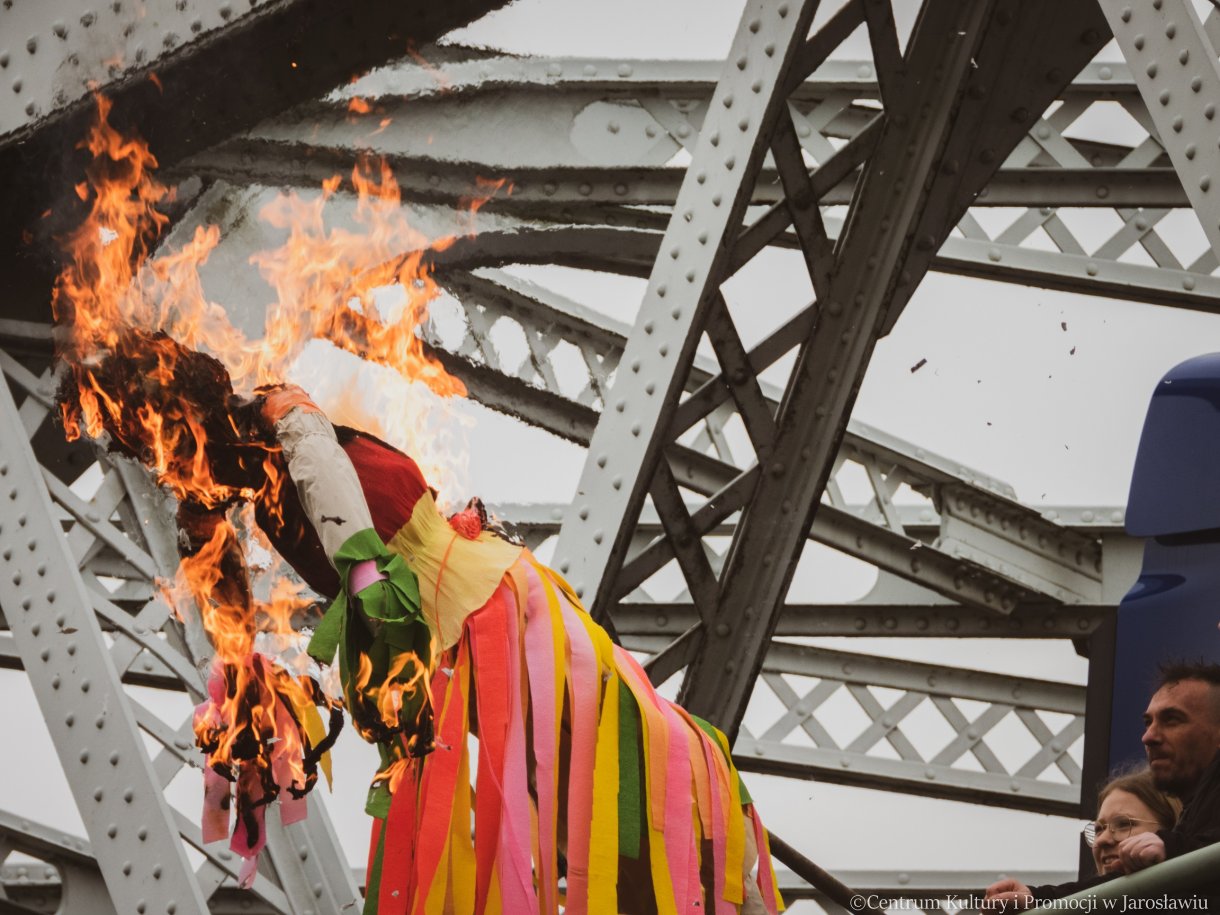 zrzucenie do wody podpalona kukiełkę symbolizującą marzannę w ramach pikniku z okazji powitania wiosny