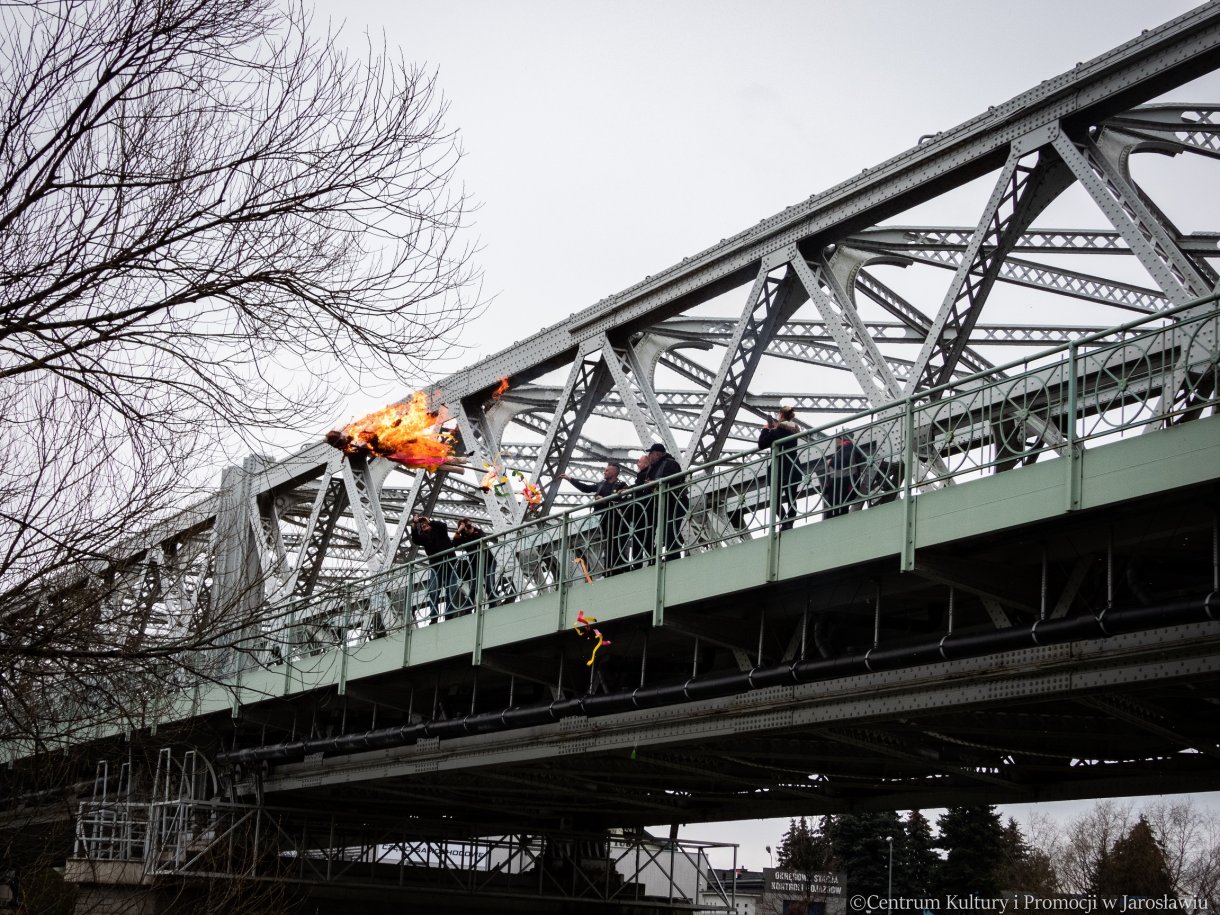 zrzucenie do wody podpalona kukiełkę symbolizującą marzannę w ramach pikniku z okazji powitania wiosny