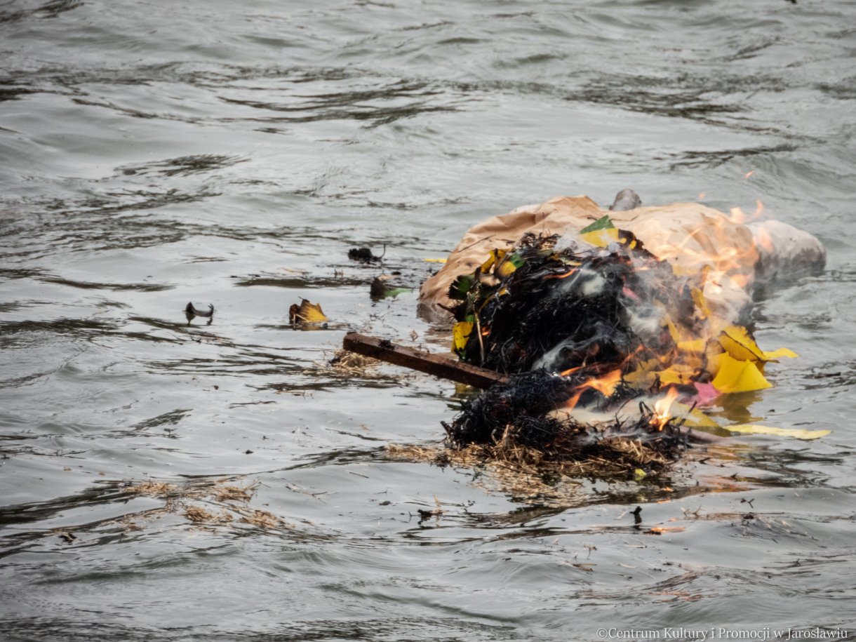 kukiełka symbolizująca marzannę odpływa z nurtem Sanu