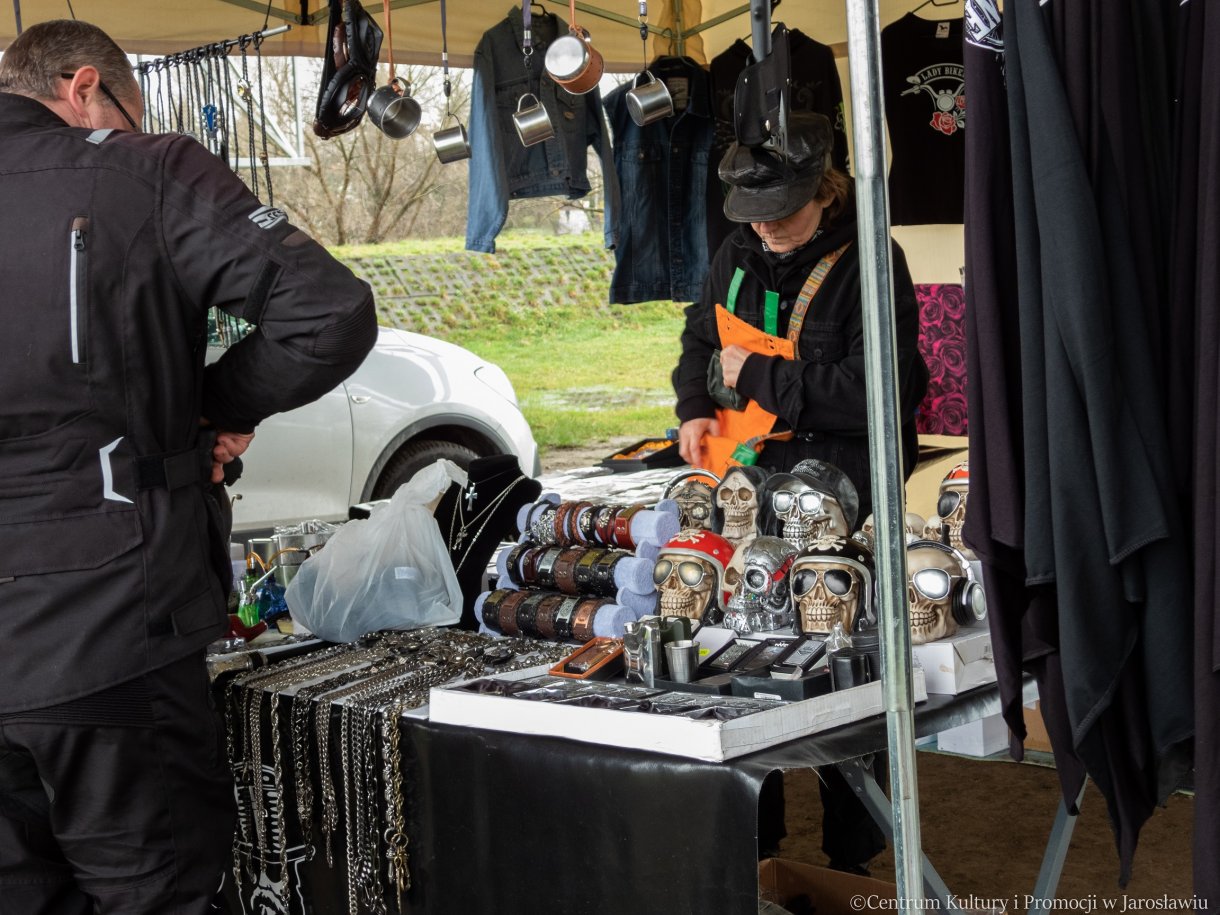 uczestnicy pikniku z okazji powitania wiosny - stoisko z pamiątkami