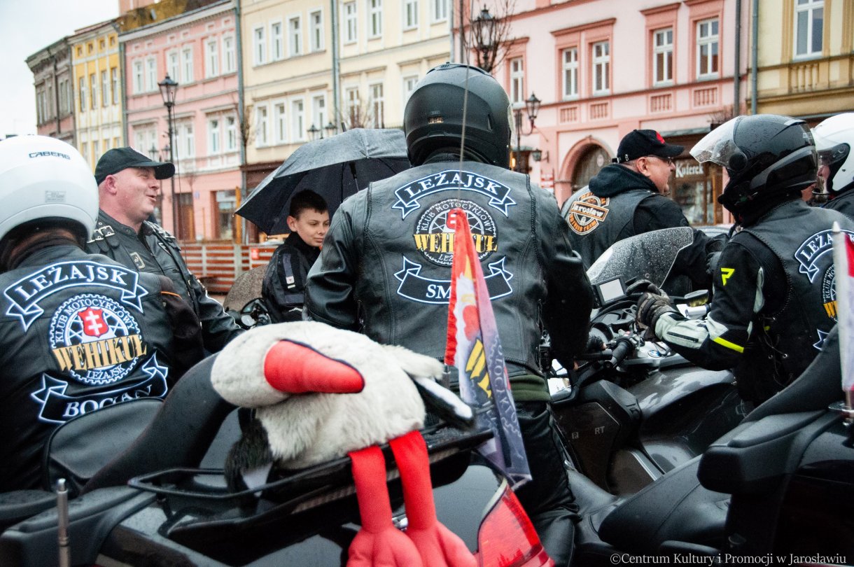 uczestnicy parady motocyklowej , pikniku z okazji powitania wiosny