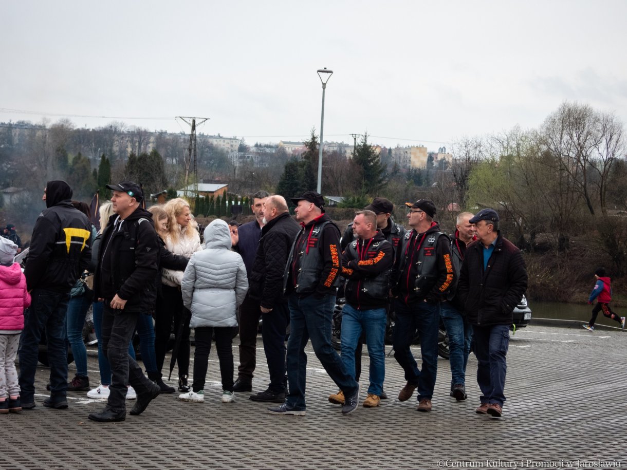 uczestnicy pikniku z okazji powitania wiosny