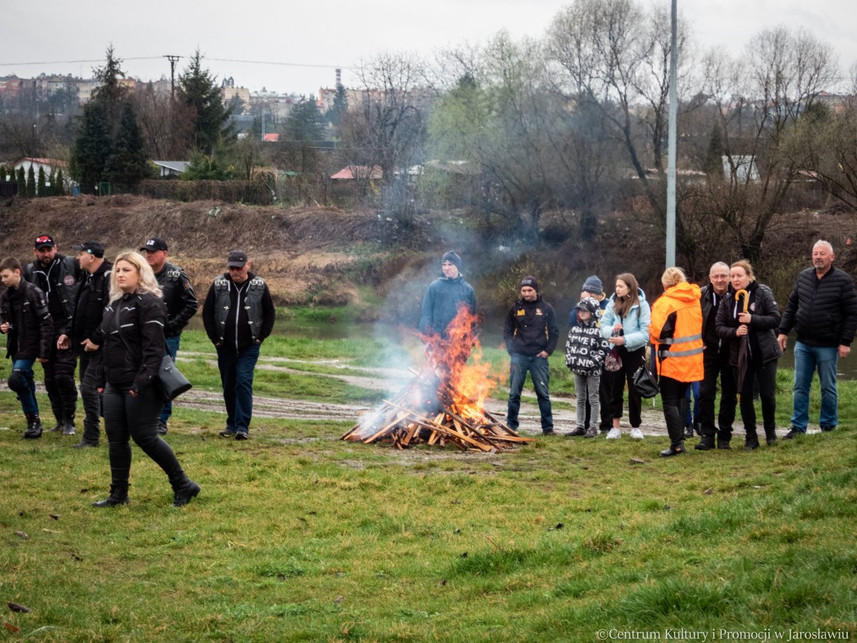 ognisko z okazji pikniku na powitanie wiosny