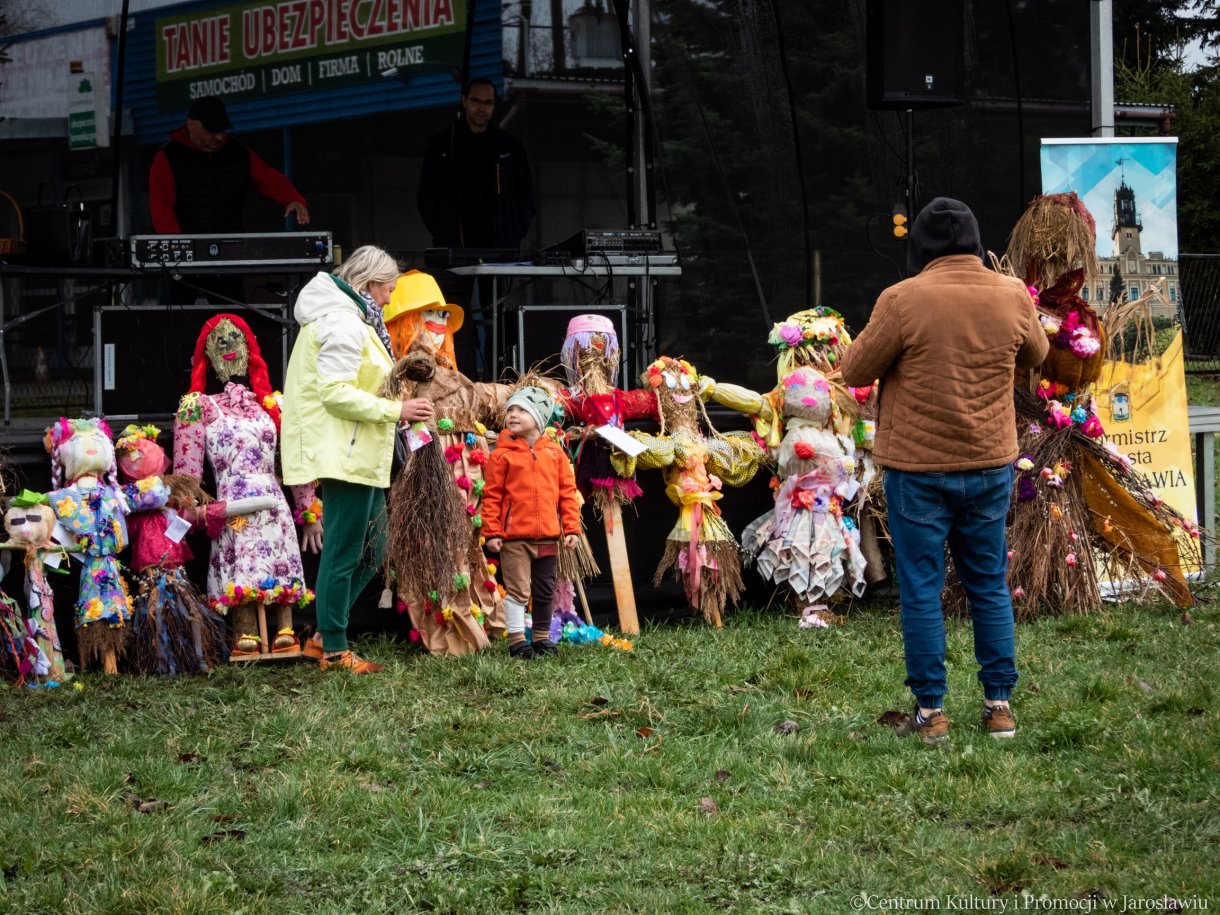 uczestnicy pikniku z okazji powitania wiosny z symboliczną kukiełką marzanną