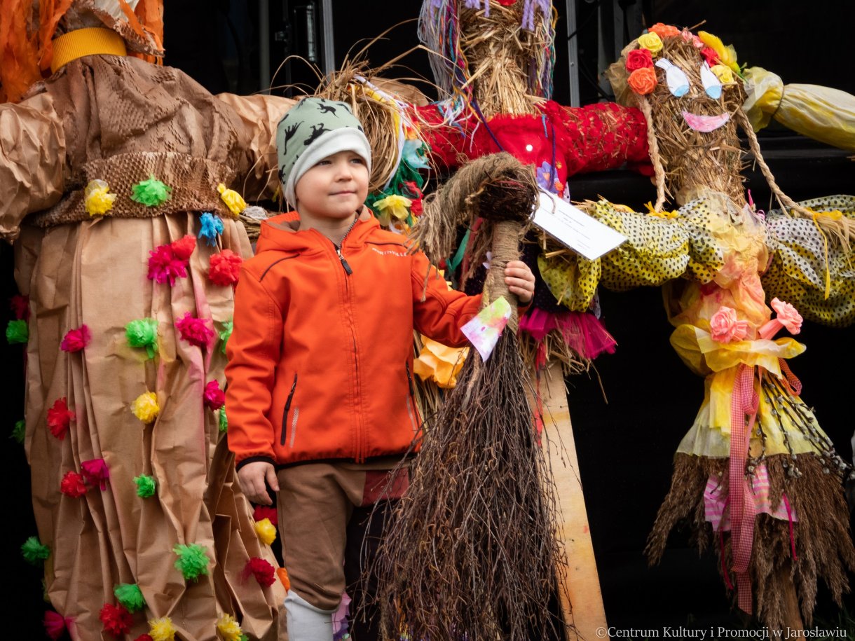 uczestnicy pikniku z okazji powitania wiosny z symboliczną kukiełką marzanną