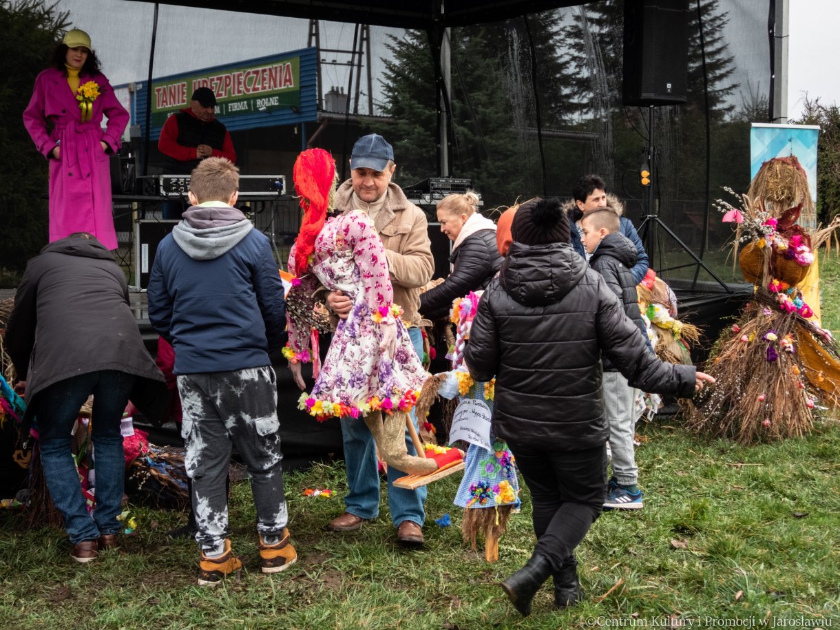 uczestnicy pikniku z okazji powitania wiosny z symboliczną kukiełką marzanną