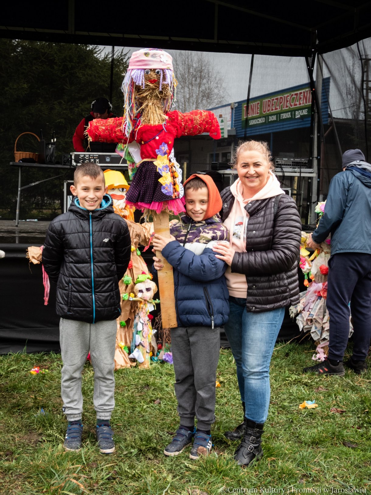 uczestnicy pikniku z okazji powitania wiosny z symboliczną kukiełką marzanną
