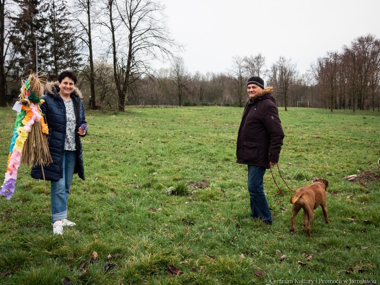 uczestnicy pikniku z okazji powitania wiosny z symboliczną kukiełką marzanną