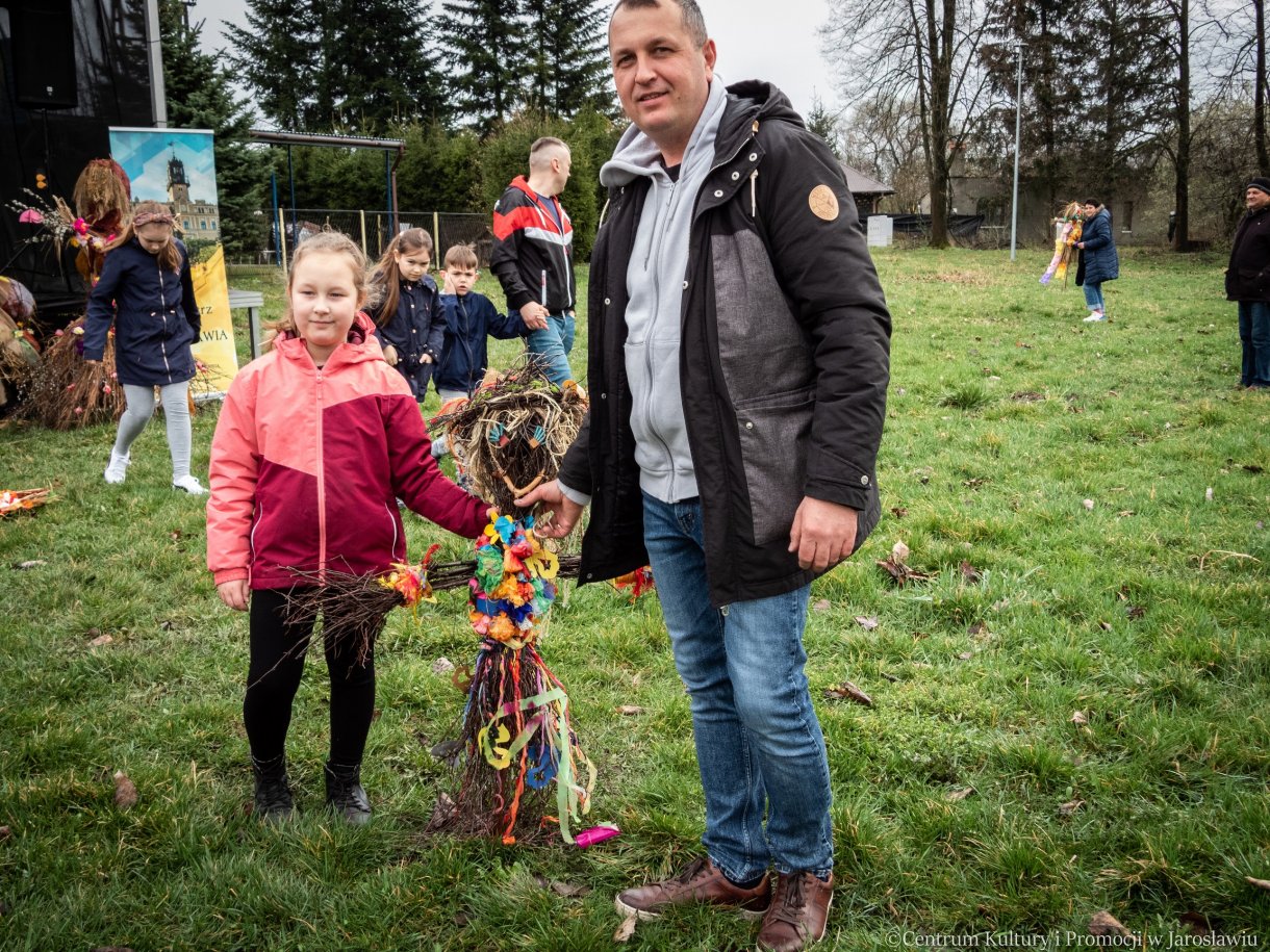 uczestnicy pikniku z okazji powitania wiosny z symboliczną kukiełką marzanną