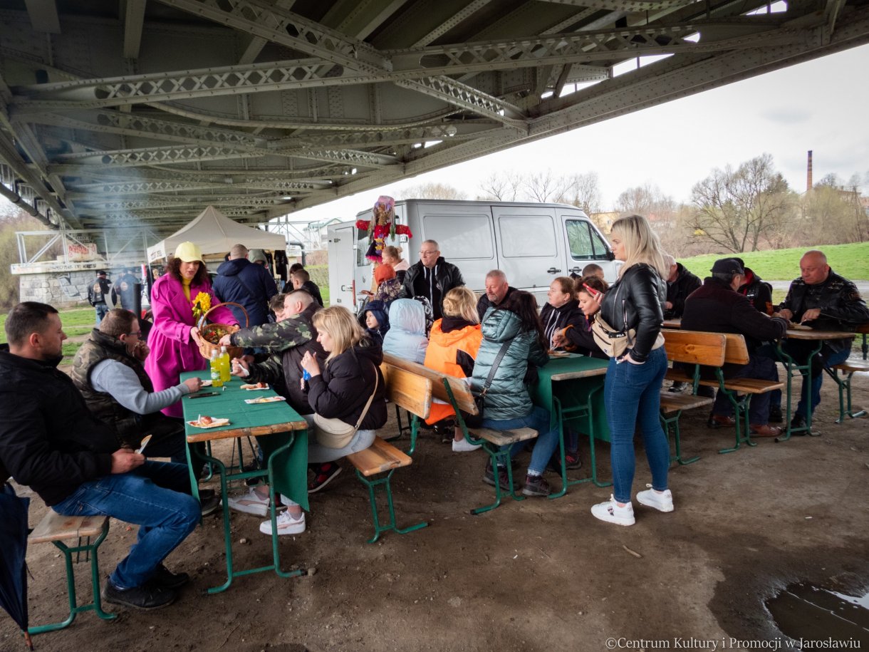 uczestnicy pikniku z okazji powitania wiosny w części gastronomicznej