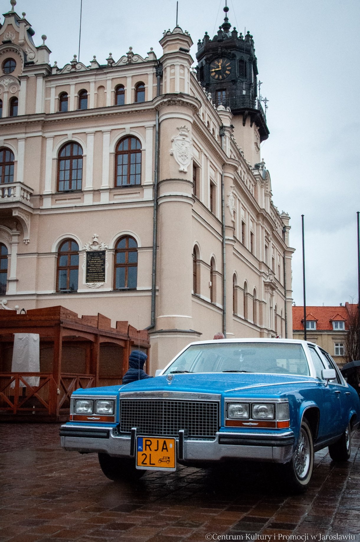 zabytkowy samochód, w tle ratusz jarosławski