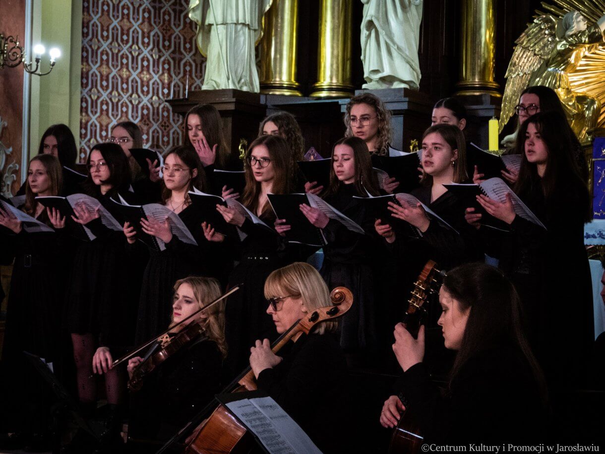 Koncert w kolegiacie - chór szkoły muzycznej, ma dole od lewej srzypaczka, wiolonczelistka, gitarzystka