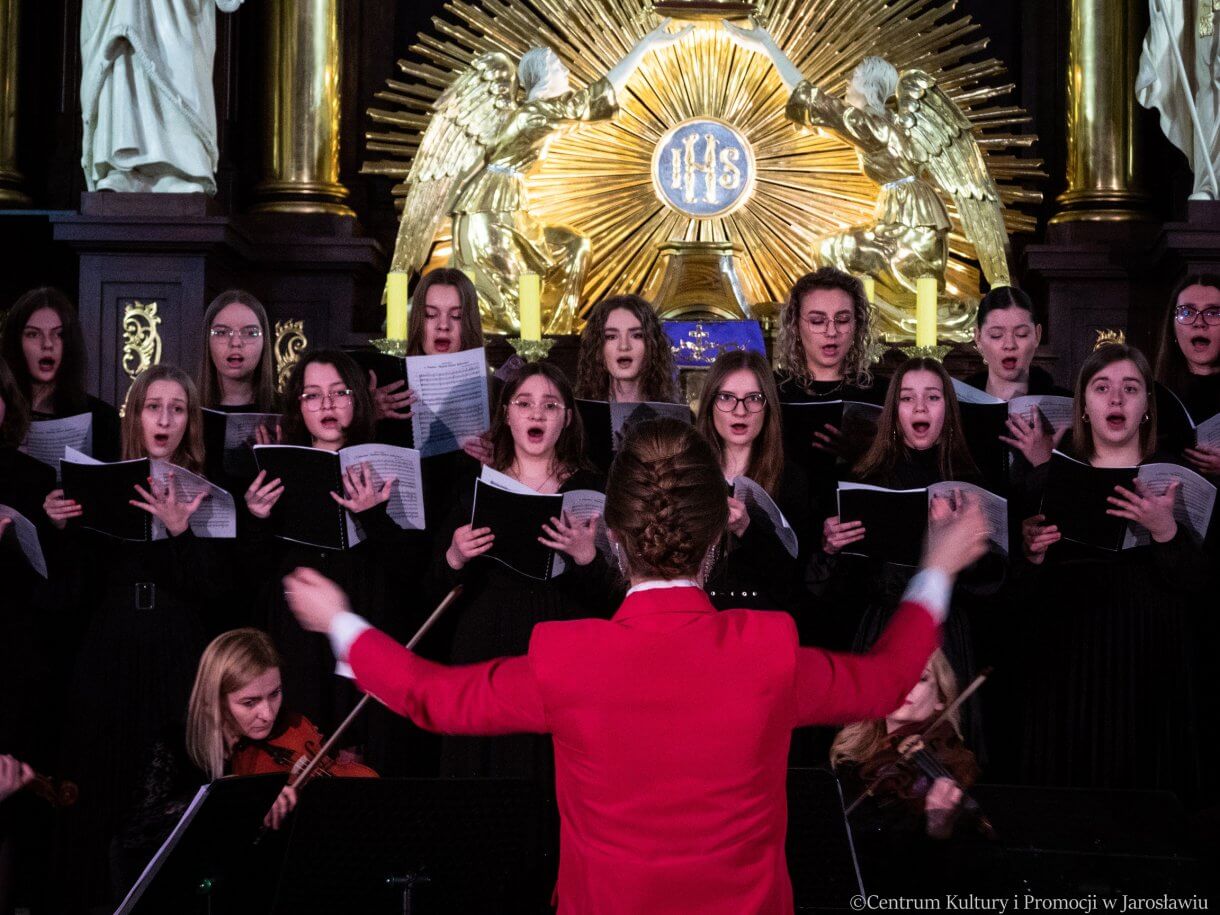 Koncert w kolegiacie - chór, z przodu w czerwonym dyrygentka Martyna Lasota