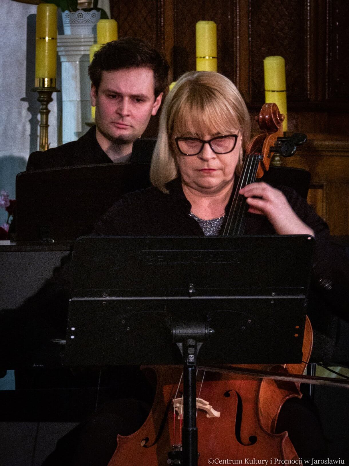 Koncert w kolegiacie - z przodu Grażyna Serdea z wiolonczelą, z tyłu Łukasz Stanisławczyk