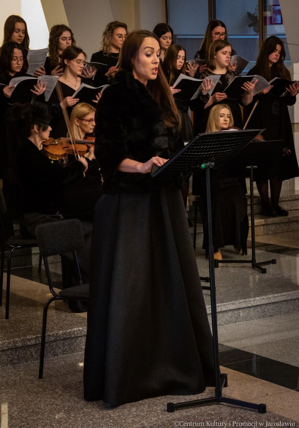 Renata Johnson-wojtowicz podczas koncertu w tle chór ZPSM