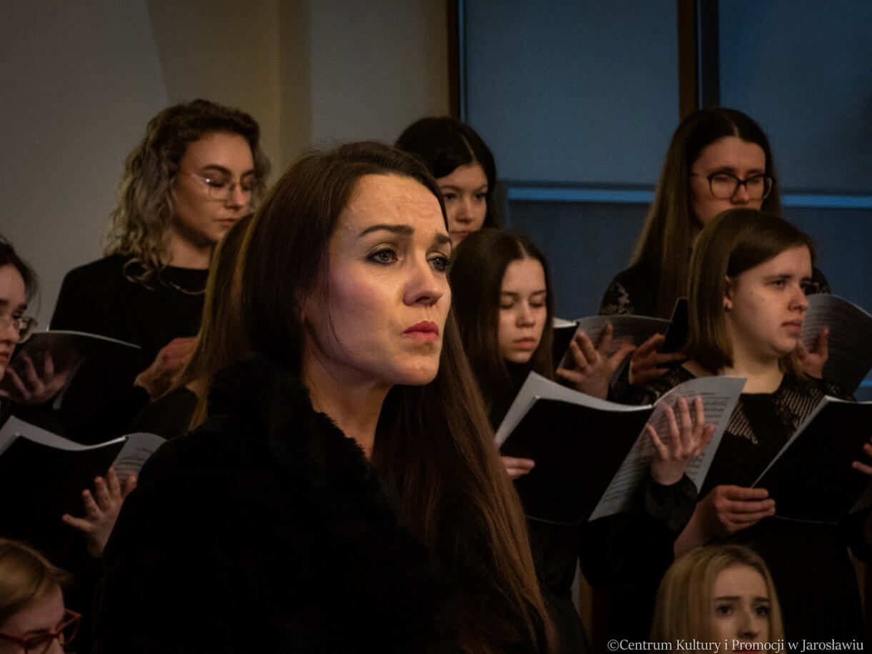 Renata Johnson-wojtowicz podczas koncertu w tle chór ZPSM