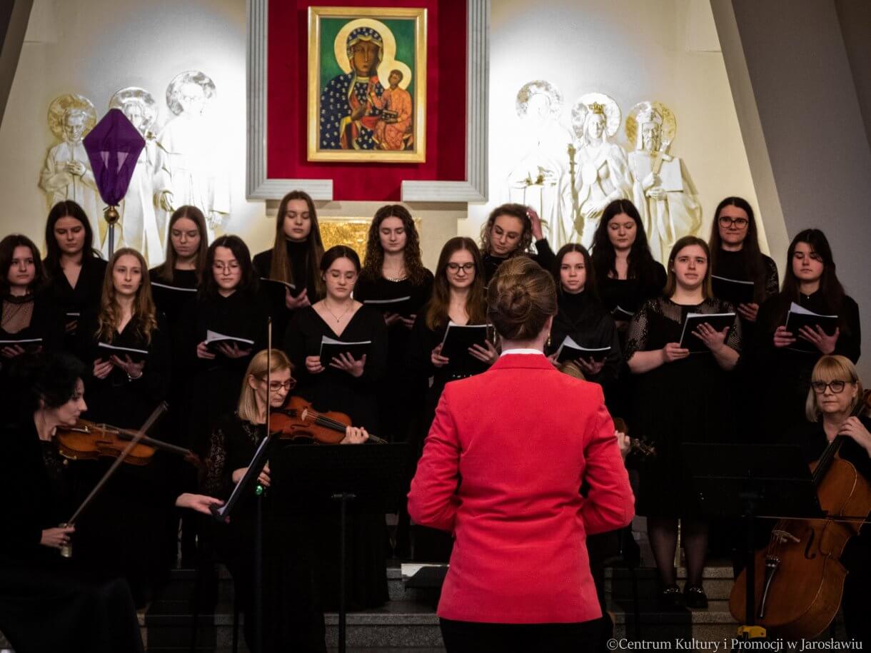 dyrygent, kwartet smyczkowy oraz chór ZPSm w Jarosławiu podczas koncertu Stabat Mater