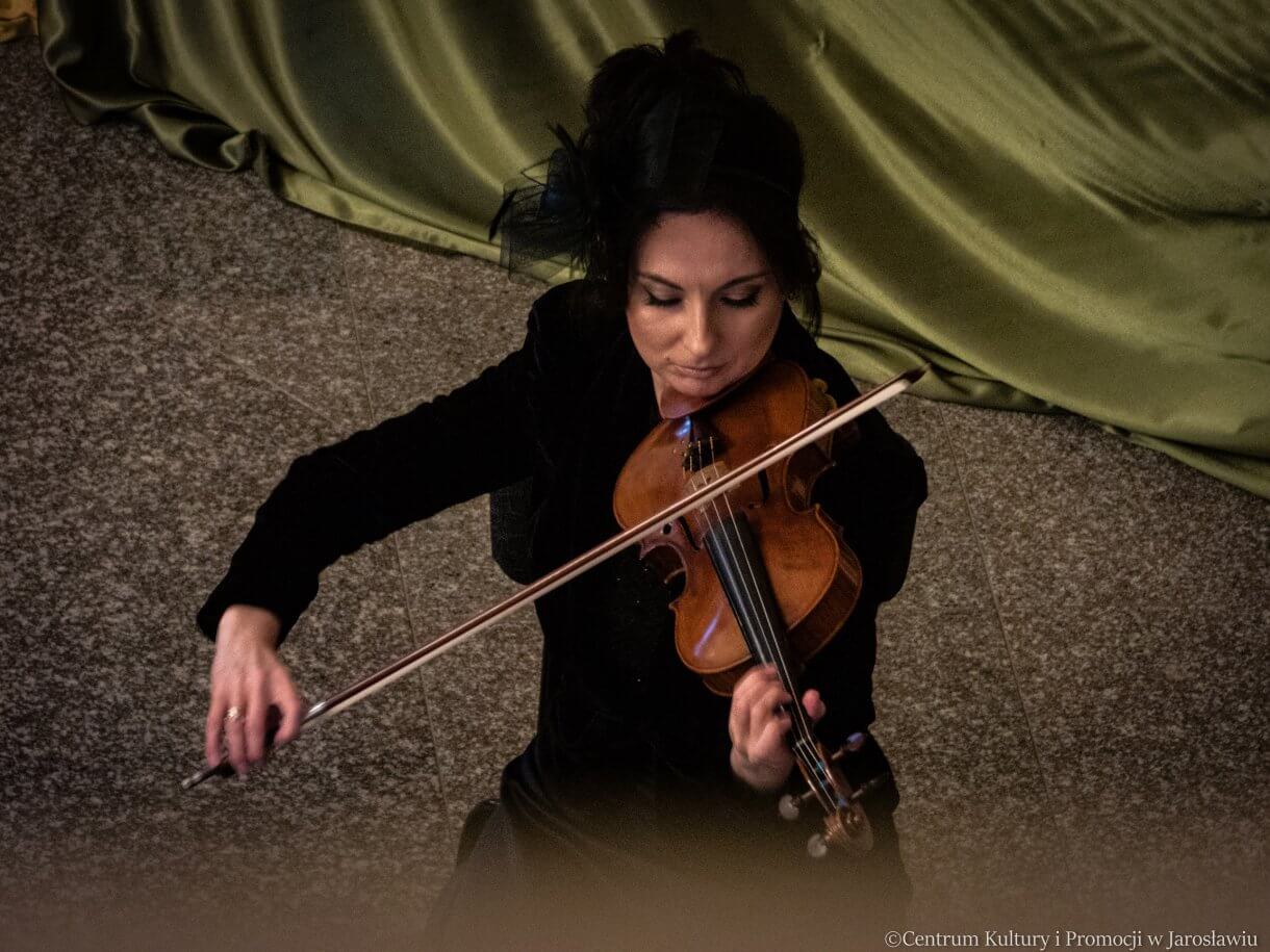 Skrzypaczka podczas koncertu stabat mater