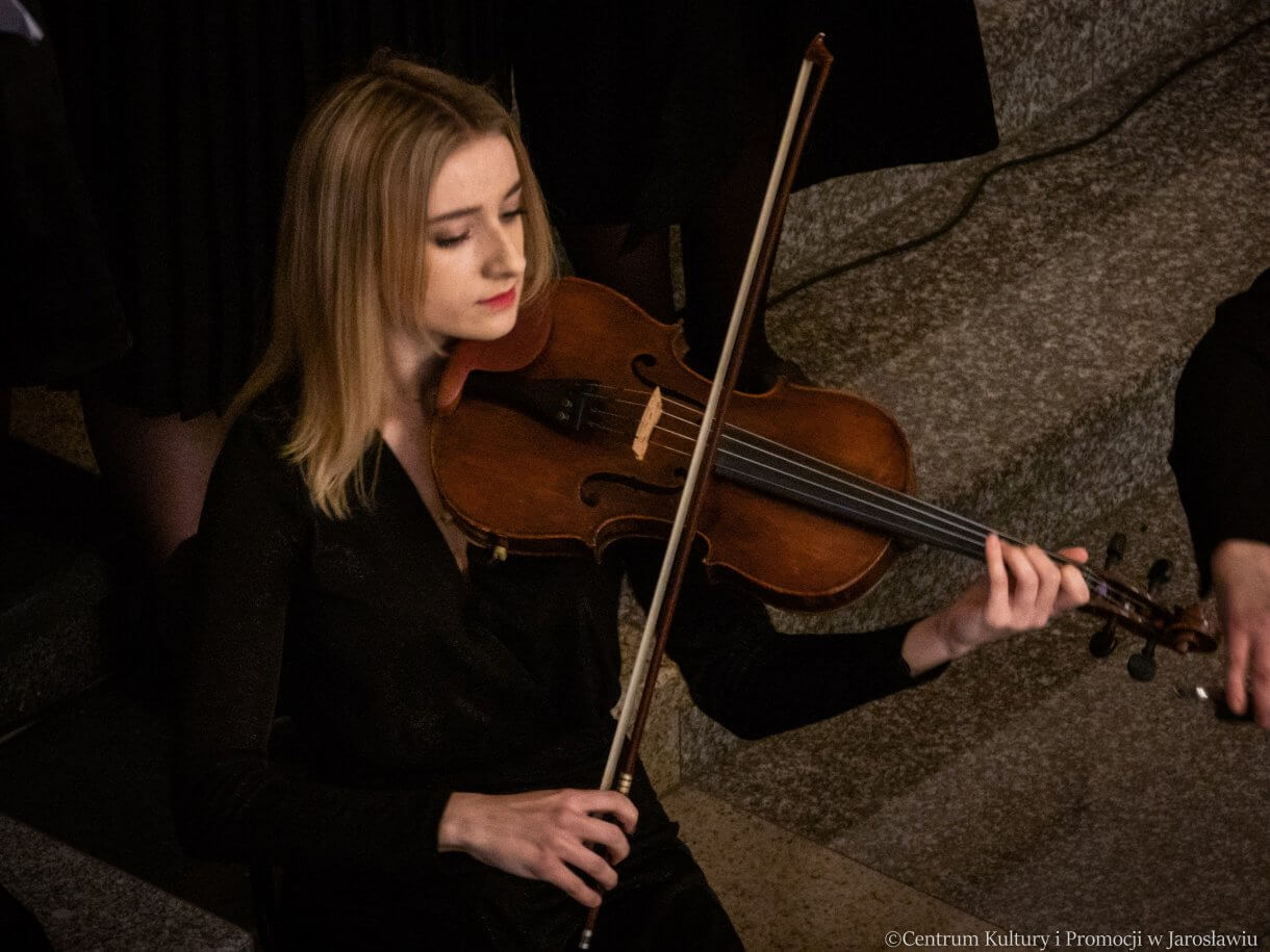 skrzypaczka podczas koncertu Stabat Mater
