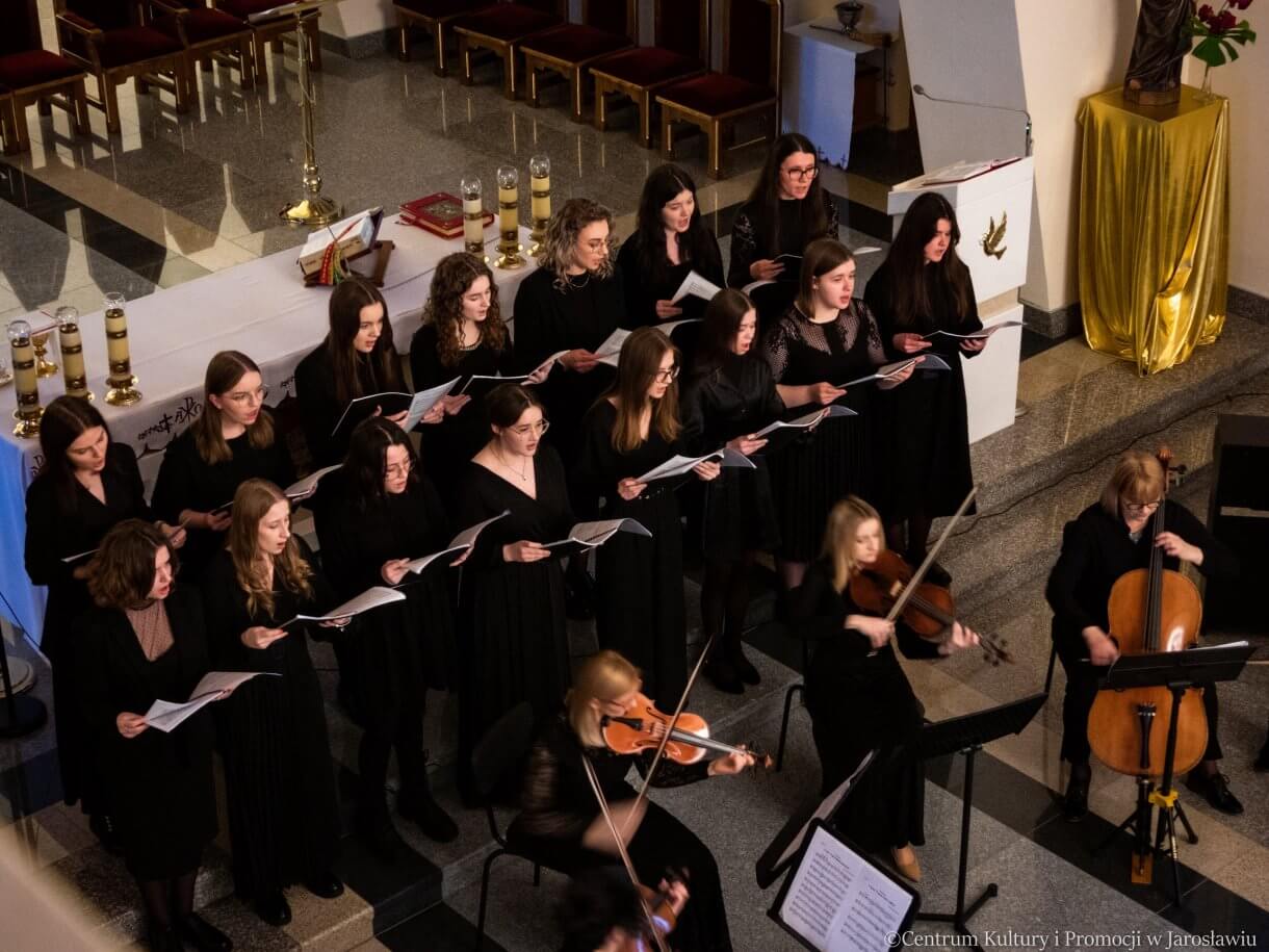 Chór ZPSM w Jarosławiu podczas koncertu Stabat Mater
