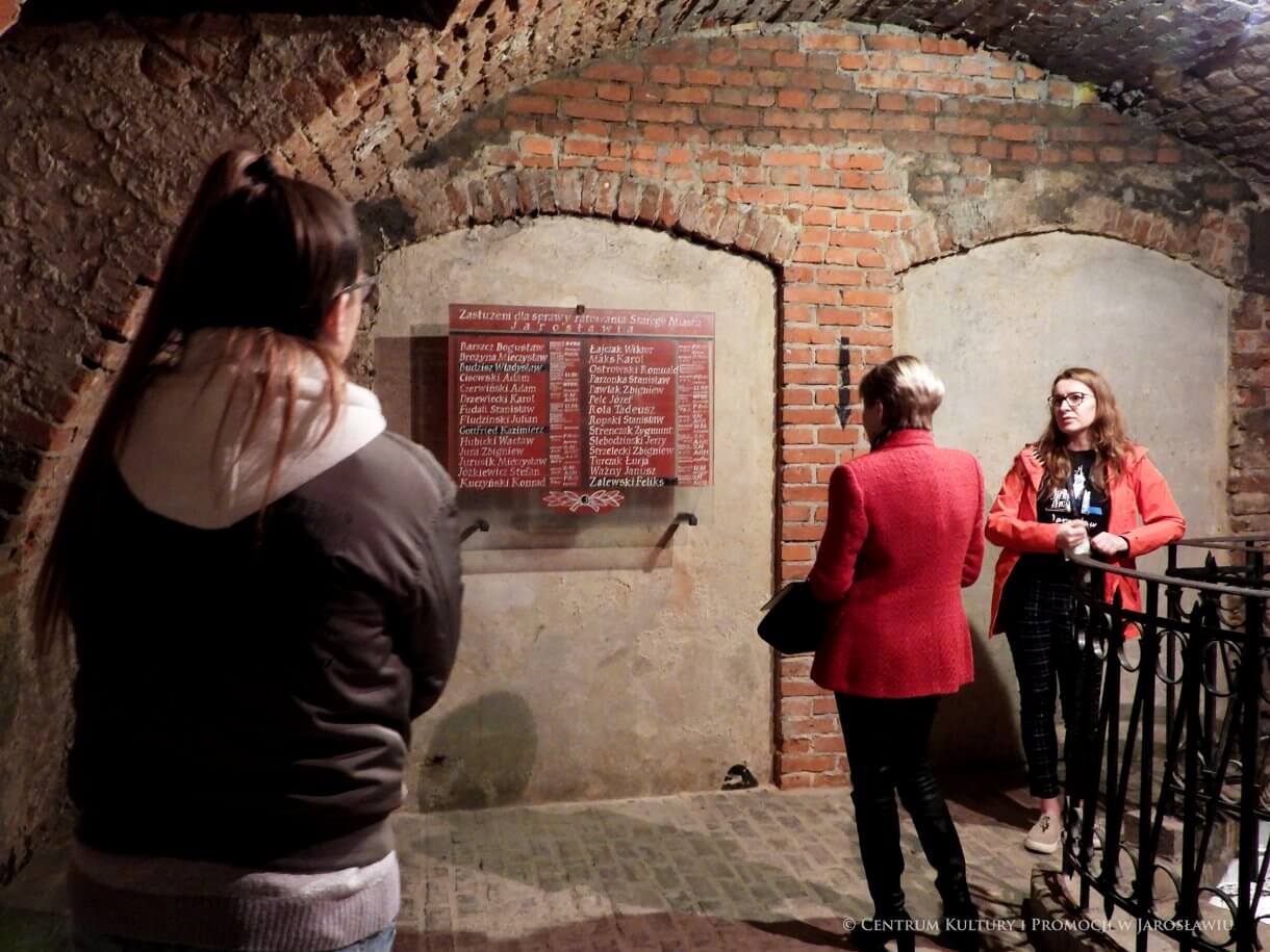 Grupa ludzi w Podziemnej Trasie Turystycznej,