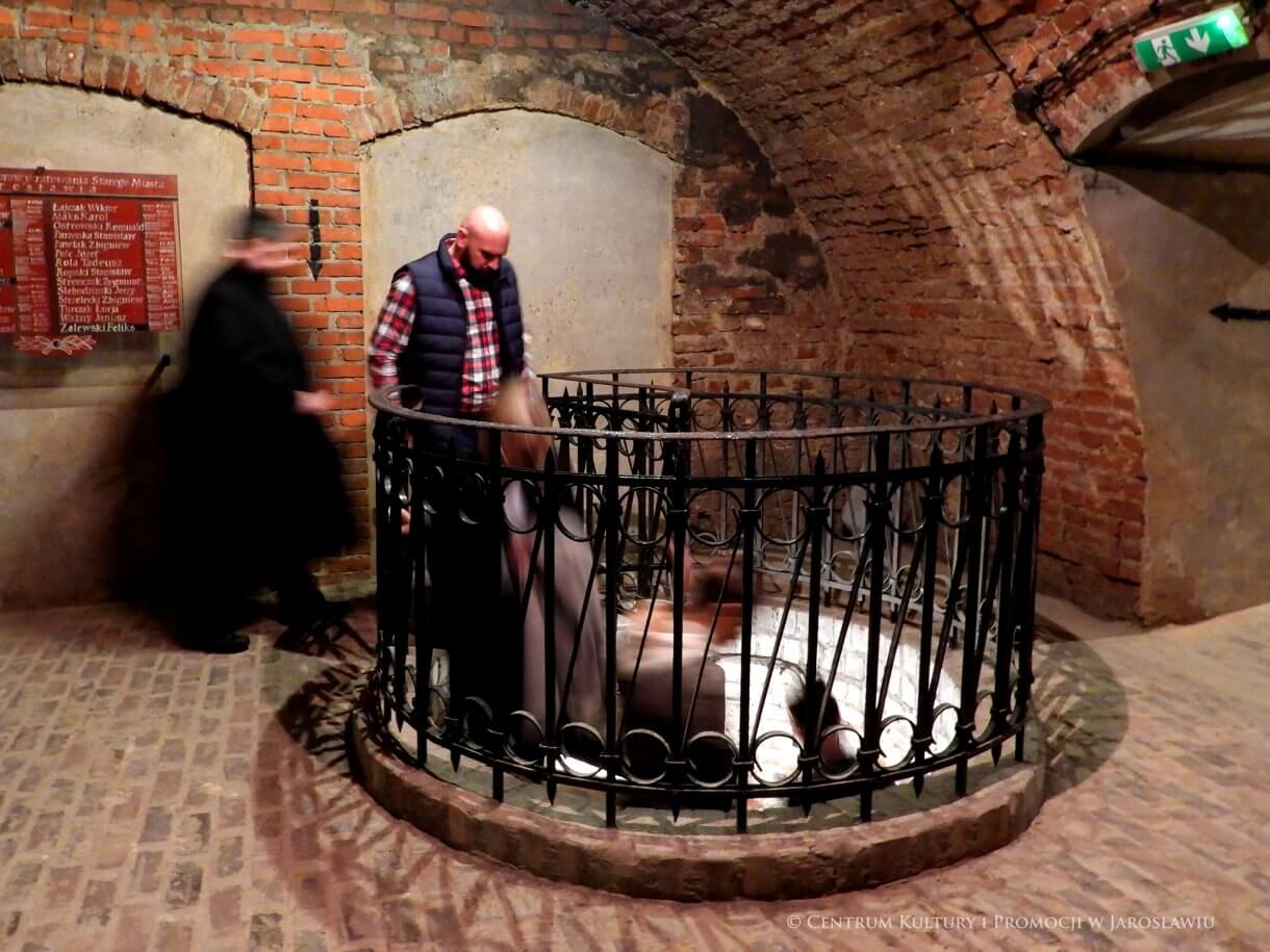 Ludzie schodzący kręconymi schodami na niższy poziom Trasy