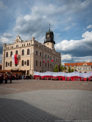 20-metrowa biało-czerwona flaga na le ratusza z okazji obchodów Dnia Flagi RP