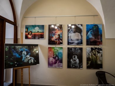 Galeria w Holu –  „Sztuczna inteligencja kontra człowiek” Wystawa prac graficznych uczniów Zespołu Szkół Innowacyjnych w Jarosławiu kierunku „Technik fotografii i multimediów” pod kierownictwem dr Beaty Jagieły - "Sztuczna inteligencja kontra człowiek"