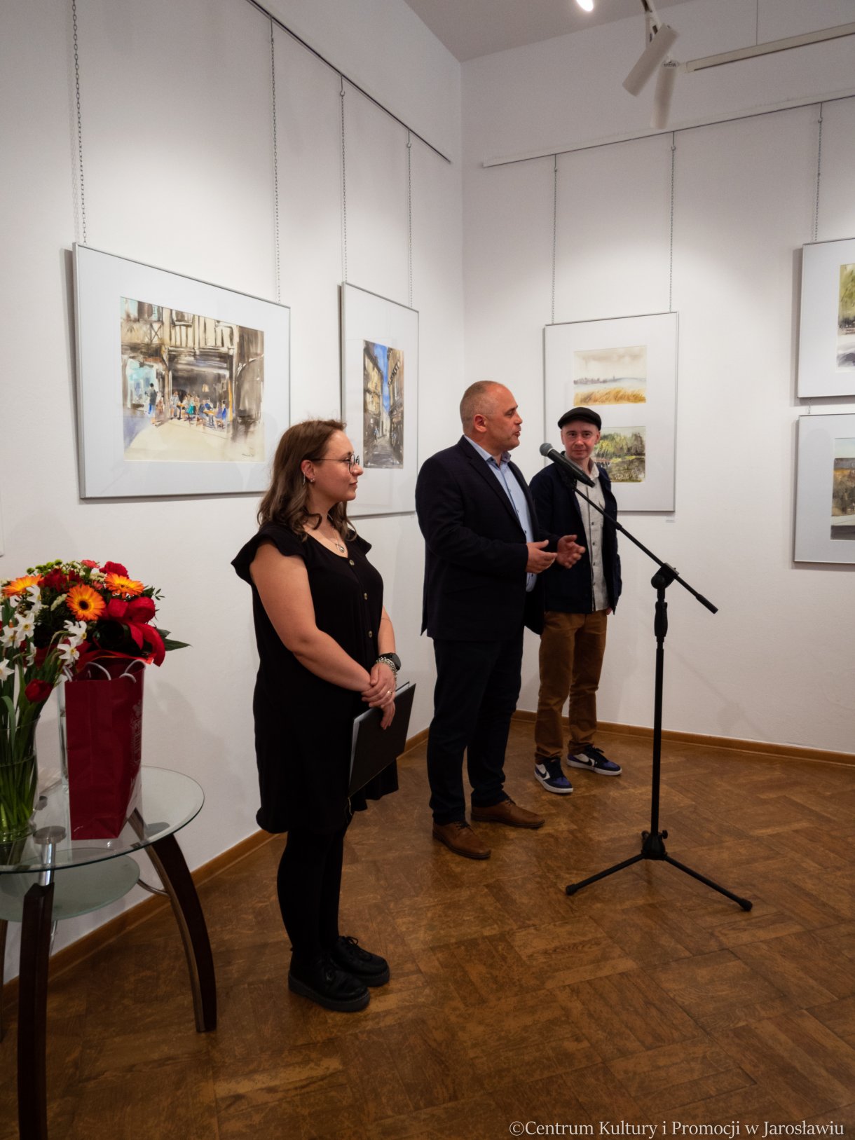 otwarcie wernisażu wystawy Podróże z akwarelą, prowadząca, dyrektor CKiP, oraz auto wystawy Tomasz Drozdowicz