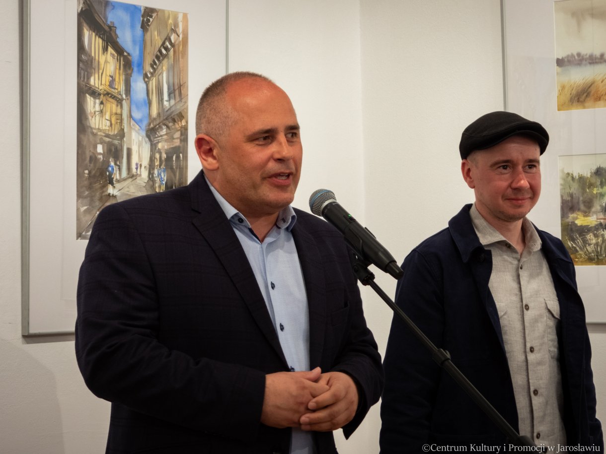 otwarcie wystawy podróże z akwarelą, dyrektor CKiP oraz autor wystawy Tomasz Drozdowicz