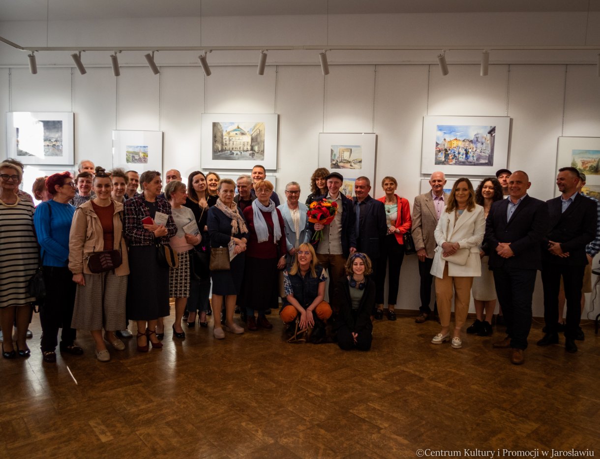 otwarcie wernisazu, uczestnicy otwarcia wystawy robią sobie pamiątkowe zdjęcie