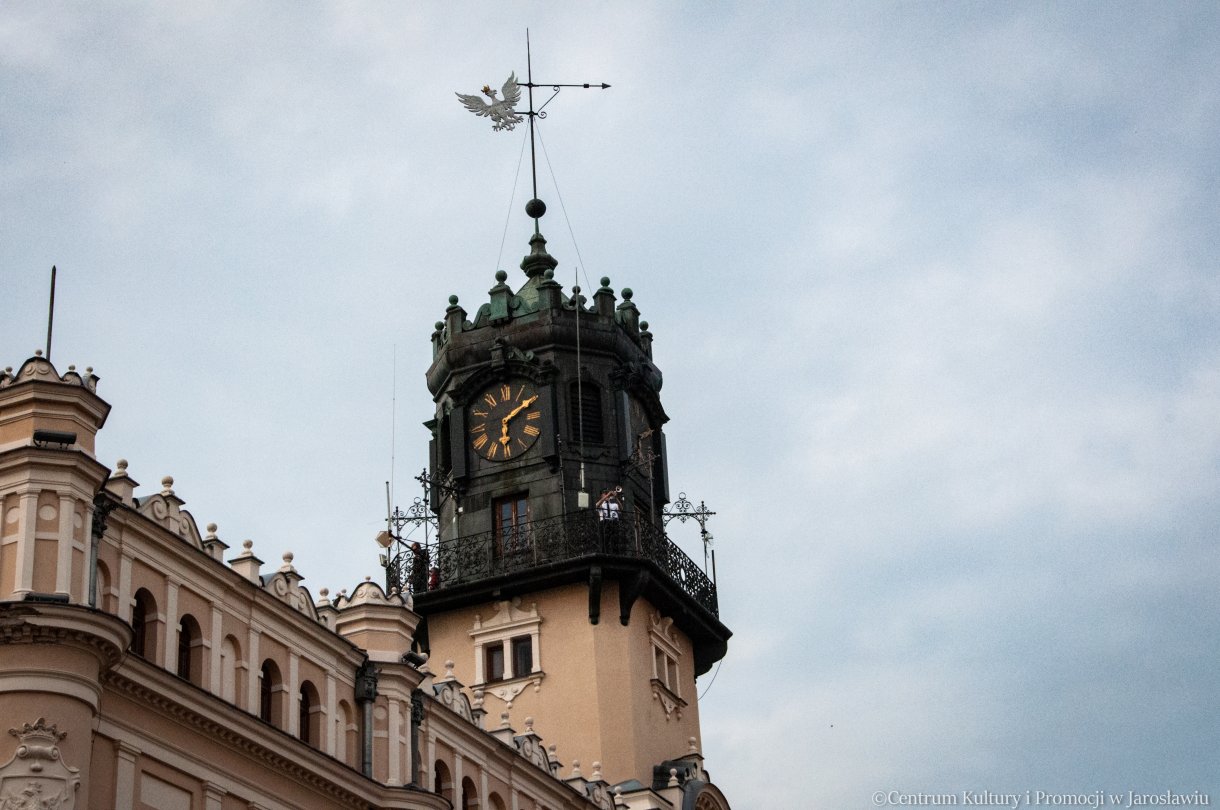 trebacz podczas odgrywania hejnału miasta Jarosławia w Trakcie Nocy Zwiedzania Rynku