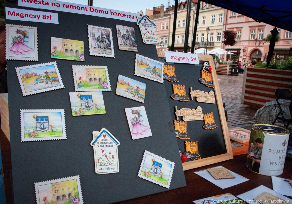 magnest autorsta harcerzy ZHP Hufiec Jarosław podczas kwesty w trakcie Nocy Zwiedzania Rynku 2023