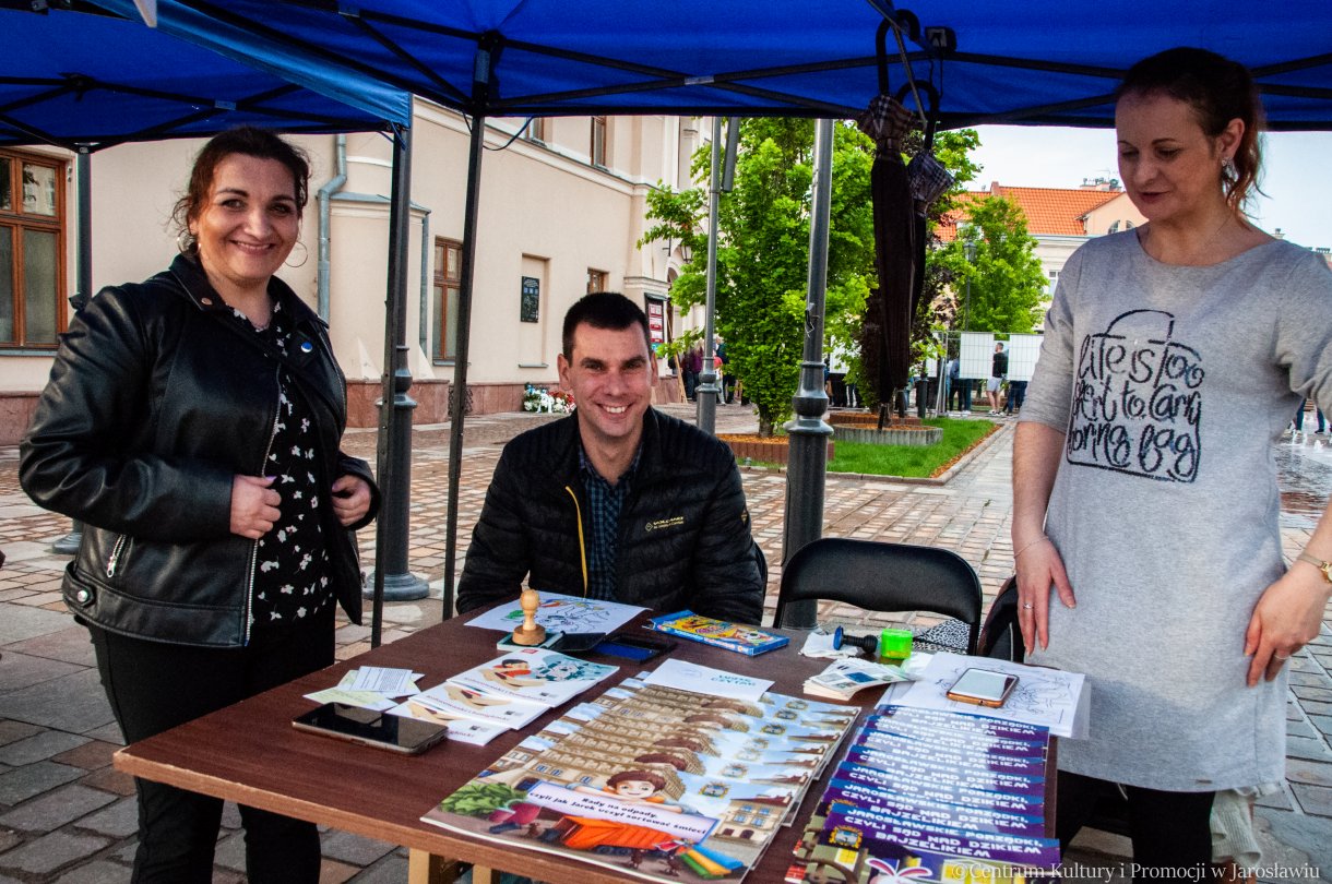 pracoenicy miejskiej biblioteki publicznej w jarosławiu podczas Nocy Zwiedzania Rynku 2023