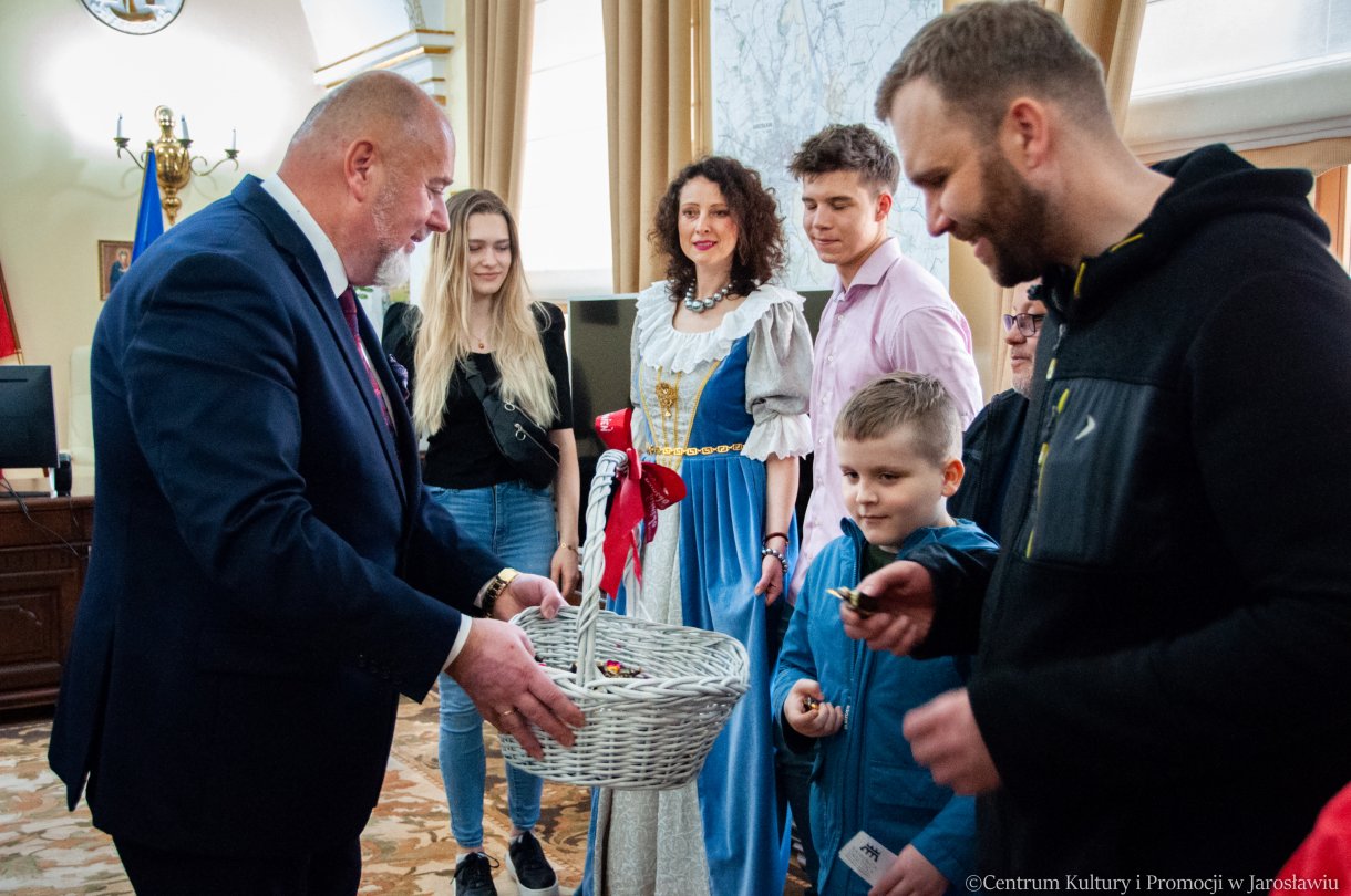 uczestnicy Nocy Zwiedzania Rynku 2023 podczas spotkania z burmistrzem miasta w jego gabinecie