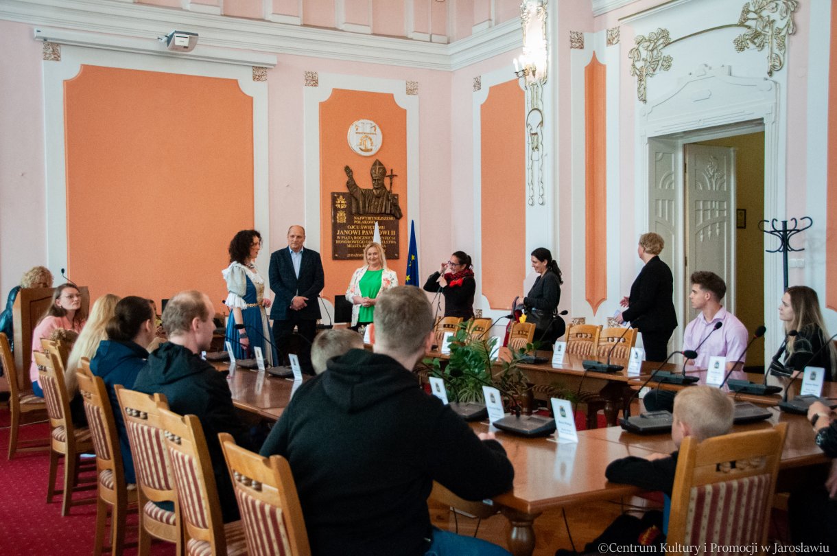 Sala Narad, uczestnicy Nocy Zwiedzania Rynku podczas spotkania z radnymi miejskimi