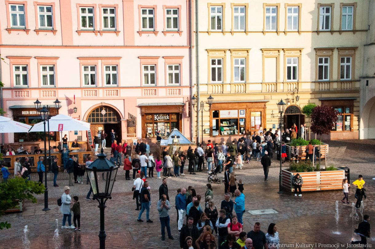 widok z góry na kolejkę zwiedzających podczas Nocy Zwiedzania Rynku 2023