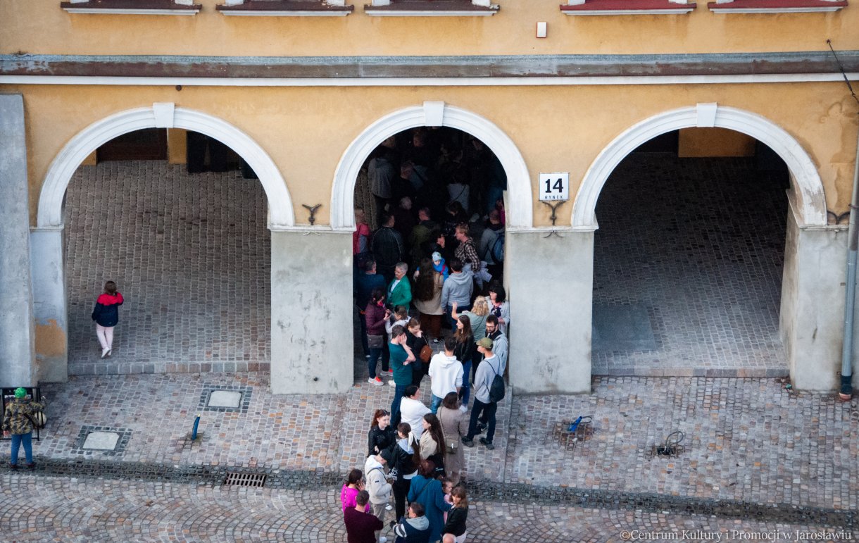 widok z góry na kolejkę zwiedzających podczas Nocy Zwiedzania Rynku 2023