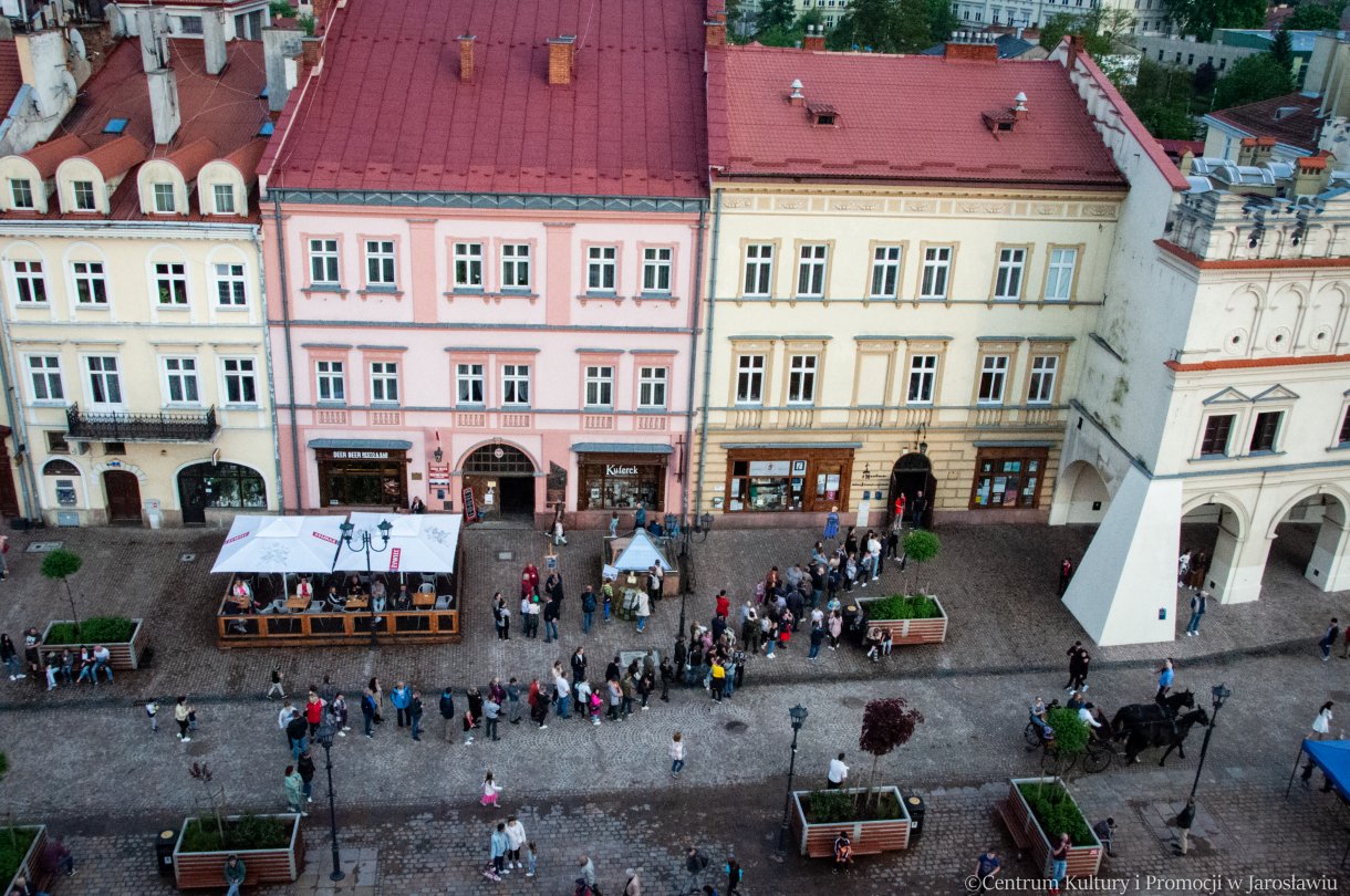 widok z góry na kolejkę zwiedzających podczas Nocy Zwiedzania Rynku 2023